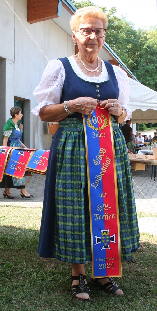 7_Fahnenpatin_Erna_Bauer_1000.jpg