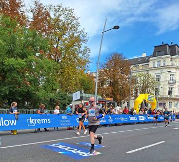 Ing. Oberst Hannes Lehner bald am Ziel seines Halbmarathons Halbmarathon.jpeg
