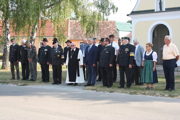 3_Defilieren_vor_der_Friedenskapelle_1000.jpg