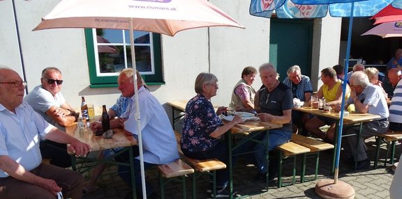 20250614_Gäste_Schnitzelessen.jpg  