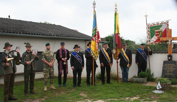 HB-Gänserndorf_OV-Gross-Schweinbarth_Gefallenenkreuz_Besucher_1.JPG  