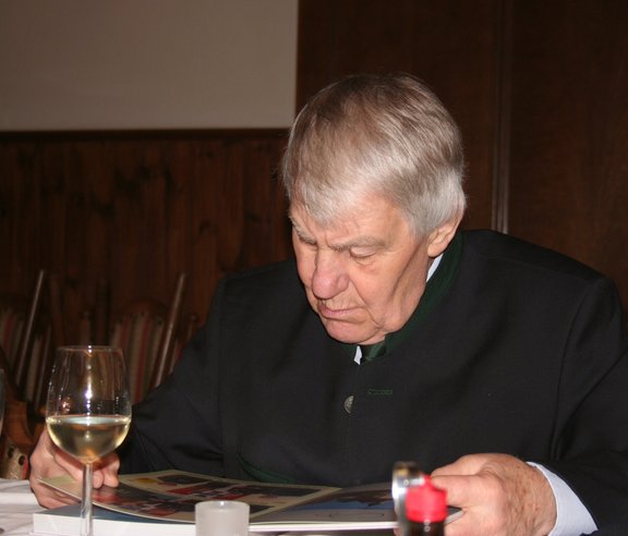 GV-Resch_mit_Jahrbuch.JPG  