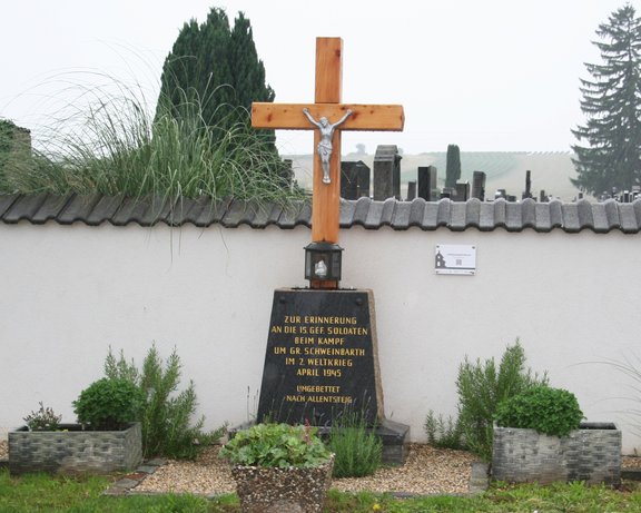 HB-Gänserndorf_OV-Gross-Schweinbarth_Gefallenenkeuz.JPG  