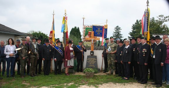 HB-Gänserndorf_OV-Gross-Schweinbarth_Gefallenenkreuz_Besucher.JPG  
